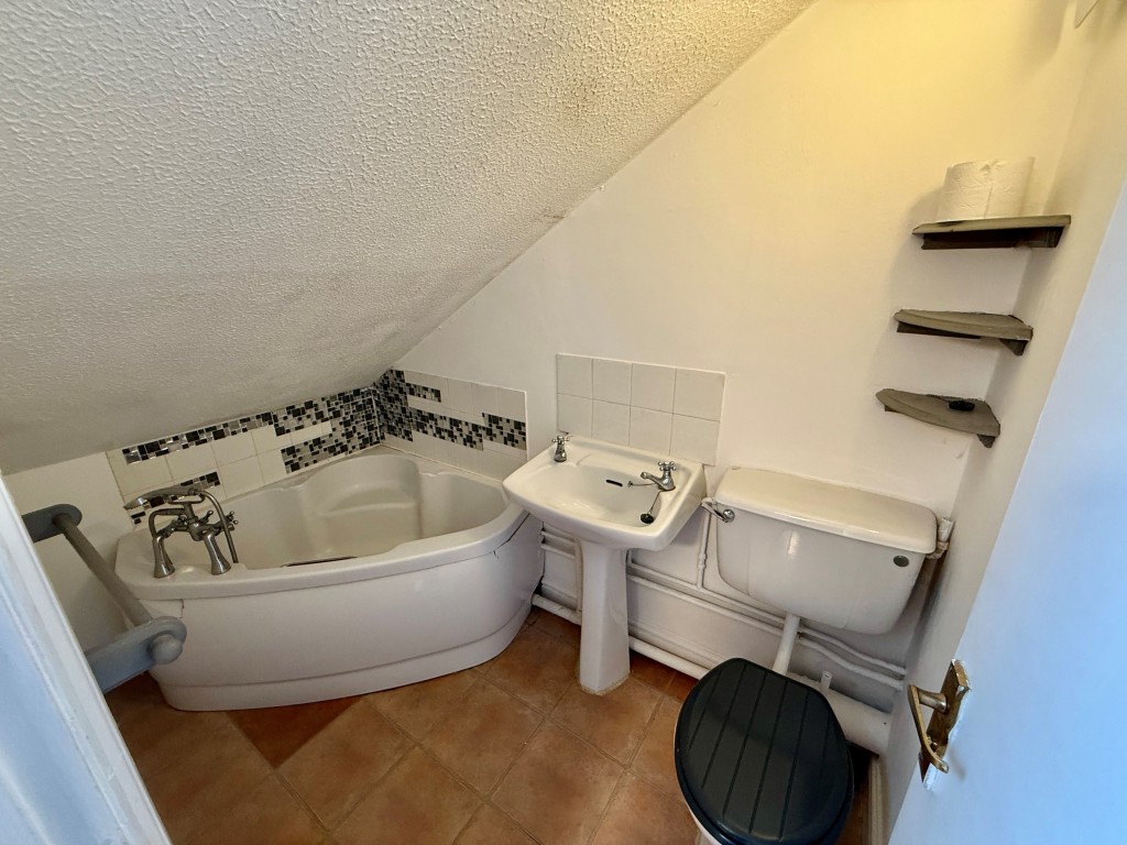 Lot: 111 - VACANT ONE-BEDROOM FLAT - Bathroom with W.C.